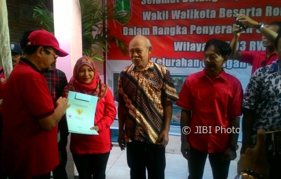 Wakil Wali Kota Solo, Achmad Purnomo, memberikan sertifikat tanah kepada warga RT 003/RW 015 Kelurahan Gilingan, Banjarsari, Jumat (4/8/2017) pagi. (Irawan Sapto Adhi/JIBI/Solopos)