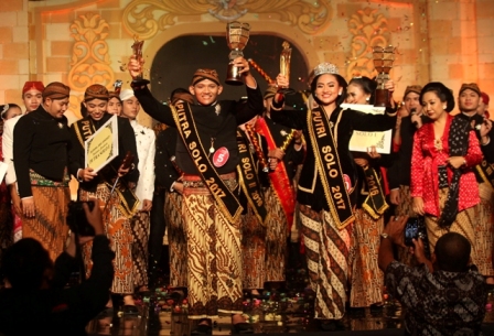 Putra Solo 2017 Aby Rafdi Ruthtama Surya dan Putri Solo 2017 Anggia Permata Sari mengangkat piala setelah terpilih menjadi Putra Putri Solo 2017 pada malam grand final di Balai Kota Solo, Minggu (6/8/2017) dini hari. (M. Ferri