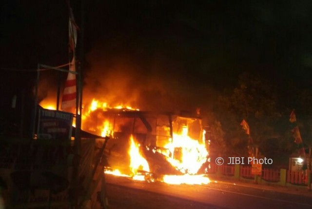Bus Sugeng Rahayu terbakar setelah bertabrakan dengan sepeda motor di jalan raya Madiun-Surabaya, Sabtu (5/8/2017) malam. (Istimewa/Polres Madiun)