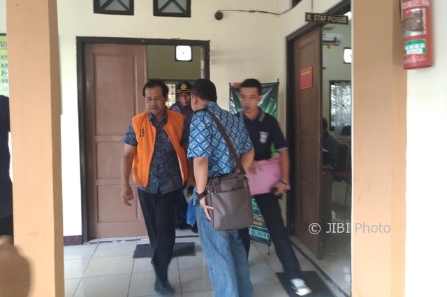 Suwardi (kiri) berjalan menuju mobil tahanan saat dieksekusi Kejari Wonogiri, Jumat (4/8/2017). (Rudi Hartono/JIBI/Solopos)