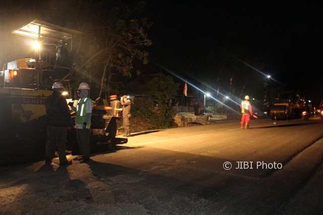 Para pekerja proyek JLS ruas Giriwoyo-Giritontro bekerja pada malam hari, Rabu (2/8/2017). (Ahmad Wakid/JIBI/Solopos)