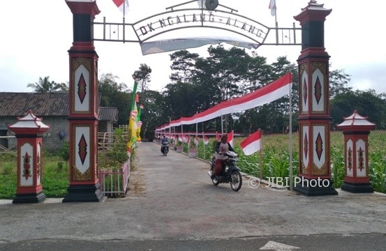 Warga melintas di jalan kampung Dukuh Ngalang-alang, Desa Sorogaten, Tulung, Selasa (8/8/2017). (Cahyadi Kurniawan/JIBI/Solopos)