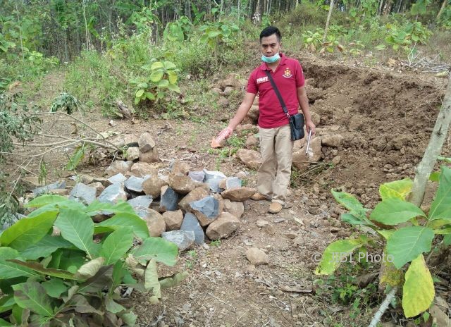 Polisi melakukan olah TKP meninggalnya warga Karanganyar di Ledoksari, Dawung, Sambirejo, Sragen, Selasa (8/8/2017). (Istimewa)