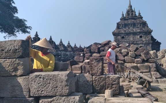 Pekerja mengidentifikasi batu candi perwara di kompleks Candi Plaosan, Klaten, Senin (7/8/2017). (Cahyadi Kurniawan/JIBI/Solopos)