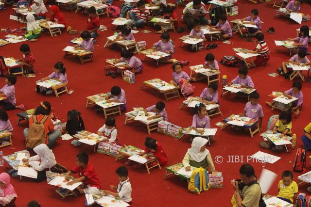 Sejumlah siswa tingkat taman kanak-kanan se-DIY mengikuti lomba mewarnai dengan tema ‘Ceria Warna Nusantara’ yang diselenggararakan oleh Standardpen- Pascola di Atrium, Plaza Ambarrukmo, Yogyakarta, Selasa (08/08/2017). (Desi Suryanto/JIBI/Harian Jogja)