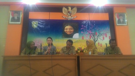 Miyazawa Yumi (kedua dari kiri), asisten pengajar asal Jepang, memperkenalkan diri di hadapan guru-guru SMKN 6 Solo di aula sekolah setempat, Senin (7/8/2017). (Septhia Ryanthie/JIBI/Solopos)