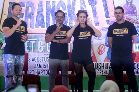 Pemain Film Berangkat!, Ringgo Agus Rahman (kiri), Tanta Ginting (kedua dari kiri), dan Ayushita Nugraha (kedua dari kanan) menyapa penggemar saat Meet and Greet Berangkat di Hartono Lifestlye Mall, Solo Baru, Sukoharjo, Selasa (8/8/2017). Jumpa penggemar tersebut sekaligus untuk promosi film. (Nicolous Irawan/JIBI/Solopos)