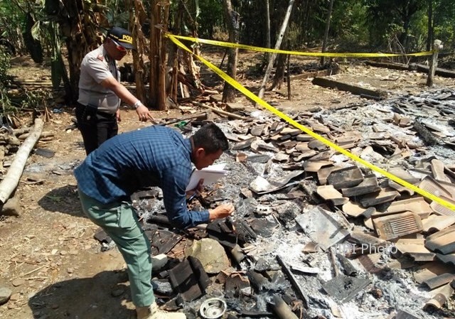 Kapolsek Gemolong AKP Supadi (pakai topi) mengarahkan anggota Unit Reskrim Polsek Gemolong saat olah TKP rumah terbakar di Dukuh/Desa Brangkal, Gemolong, Sragen, Rabu (9/8/2017). (Istimewa/Polsek Gemolong)