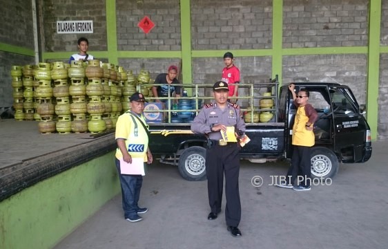 Camat Colomadu, Karanganyar, Yophy Eko Jatiwibowo (paling kanan), saat sidak di agen elpiji di Tohudan, Colomadu, Rabu (9/8/2017). (Iskandar/JIBI/Solopos)