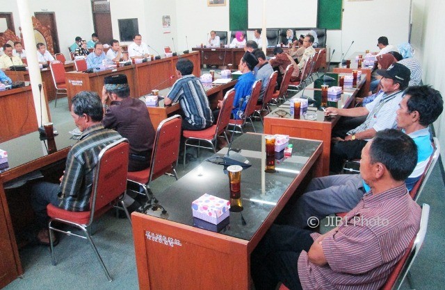 Warga Buntung, Gerdu, Karangpandan, mendatangi gedung DPRD Karanganyar, Rabu (9/8/2017). (Ponco Suseno/JIBI/Solopos)