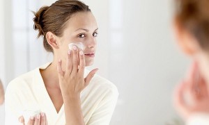 Foto ilustrasi: Meski cuaca mendung atau musim penghujan, jangan lupa tetap memakai lotion pelembab dan tabir surya. (self.com)