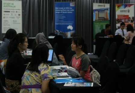 Pengunjung berkonsultasi di stan pada Pameran Pendidikan Internasional ‘17 di Hotel Best Western Premier Solo Baru, Sukoharjo, Senin (7/8). (Nicolous Irawan/JIBI/Solopos)
