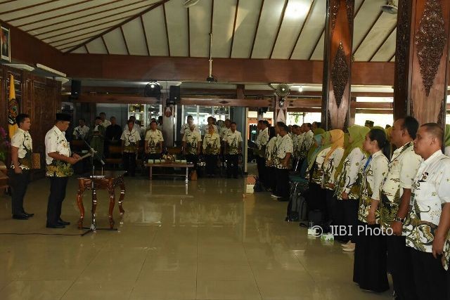 Bupati Karanganyar, Juliyatmono, melantik 532 orang pejabat Pemkab di Pendapa Rumah Dinas Bupati Karanganyar, Kamis (10/8/2017). (Istimewa/Dokumentasi Dinas Kominfo Karanganyar)