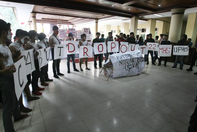 Mahasiswa yang tergabung dalam Aliansi Solidaritas Mahasiswa UP45 menggelar aksi unjuk rasa dengan berjalan kaki dari Taman Parkir Abu Bakar Ali hingga gedung DPRD DIY, di Jalan Malioboro, Yogyakarta, Kamis (10/08/2017). Mereka mengadu dan meminta kepada DPRD dan Gubernur untuk bertindak tegas menyikapi pemberhentian 22 mahasiswa Universitas Proklamasi 45 yang terkena sanksi dropout (DO) kuliah akibat mengkritisi kebijakan kampus mereka. (Desi Suryanto/JIBI/Harian Jogja)