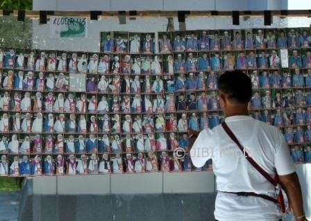 Seorang calon haji memilih foto kenangan yang dijual di Asrama Haji Donohudan, Boyolali, Kamis (10/8/2017). (Nicolous Irawan/JIBI/Solopos)
