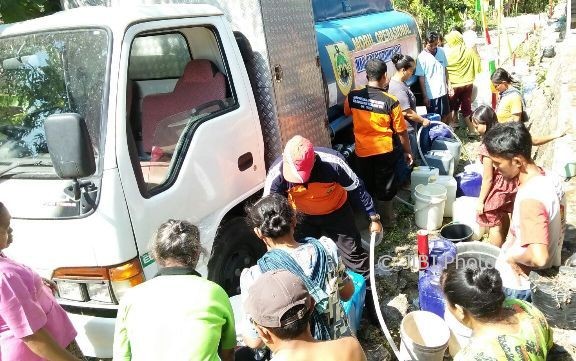 Warga Kowang, Ngargotirto, Sumberlawang, mengambil air bersih kiriman tim BPBD Sragen, Jumat (11/8/2017). (Istimewa/Dokumentasi BPBD Sragen)