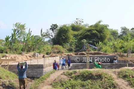 Pekerja membawa material di lokasi pembangunan museum dan waterboom Desa Wonoboyo, Kecamatan Jogonalan, Jumat (11/8/2017). (Taufiq Sidik Prakoso/JIBI/Solopos)