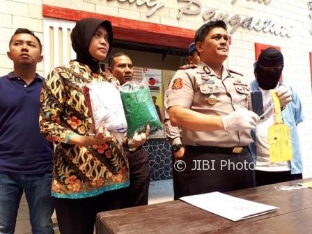 Kapolres Karanganyar, AKBP Ade Safri Simanjuntak, menunjukkan barang bukti dan tersangka pencabulan terhadap siswa, Jumat (11/8/2017). (Sri Sumi Handayani/JIBI/Solopos)