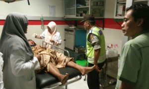 Sulastri menjalani perawatan di rumah sakit daerah Ponorogo setelah dipukul suaminya menggunakan palu, Jumat (11/8/2017) sore. (Istimewa/Polres Ponorogo)