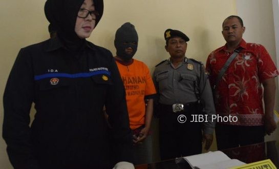 Kasubbag Humas Polres Madiun Kota, AKP Ida Royani, memberikan keterangan kepada wartawan di Mapolres Madiun Kota, Jumat (11/8/2017). (Istimewa/Polres Madiun Kota)