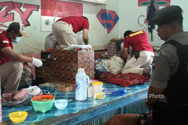 Anggota BNN Jateng memeriksa barang milik napi saat tim gabungan menggelar operasi narkoba di LP Kelas II A Sragen, Jumat (11/8/2017). (Tri Rahayu/JIBI/Solopos)