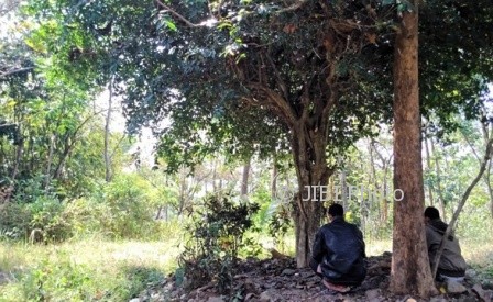 Dua warga Demak bersemedi di Bukit Ngenyo, Desa Sendang, Karanggede, Boyolali, Rabu (9/8/2017). (Aries Susanto/JIBI/Solopos)