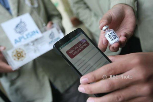 Sejumlah mahasiswa mendemonstrasikan kinerja aplikasi pendeteksi vaksin palsu yang dinamai Aplisin saat dipaparkan kepada awak media di Kampus Universitas Gajah Mada Yogyakarta (UGM), Jumat (11/08/2017). Lima mahasiswa itu Almantera Tiantana Al Faruqi (Teknologi Informasi 2015), Aditya Laksana Suwandi (Teknolgi Informasi 2015), Novrizal Dwi Rozaq (Teknik Elektro 2014), Anggito Kautsar (Teknik Elektro 2014) dan Musthafa Abdur Rosyied (Teknik Elektro 2014) berupaya membuat purwarupa aplikasi berbasis pemindaiana QR Code pada kemasan vaksin yang terdata pada basis data.