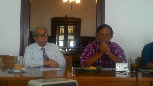 Wakit A. Rais (kiri) dan Suyitno (kanan) dosen UNS Solo yang akan dikukuhkan sebagai guru besar di perguruan tinggi tersebut, Selasa (15/8/2017). (Septhia Ryanthie/JIBI/Solopos)
