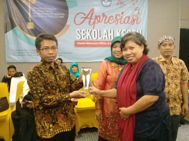 Kepala SDIT Nur Hidayah, Waskito (kiri), saat menerima penghargaan Sekolah Keren dari perwakilan Kementerian Pendidikan dan Kebudayaan (Kemendikbud) di Jakarta, Kamis (10/8/2017). (Istimewa)