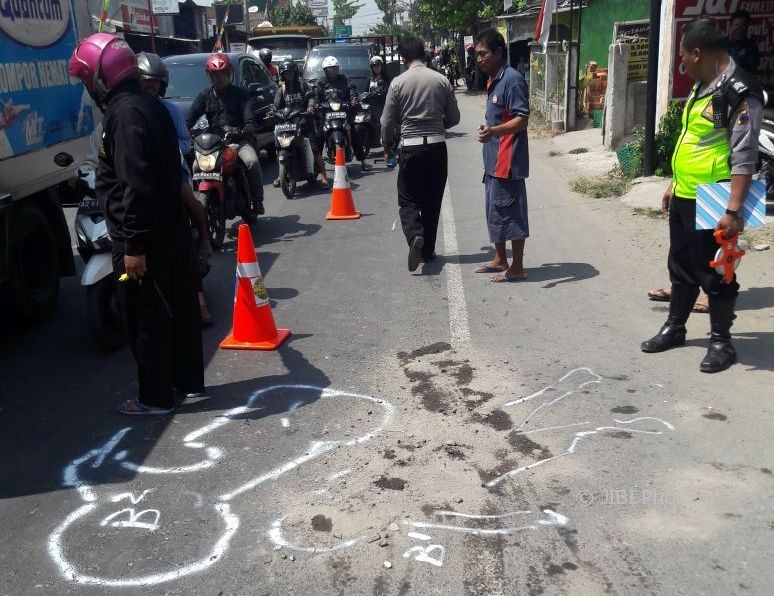 Anggota Satlantas Solo mengolah tempat kejadian perkara kecelakaan di Jl. Adi Sumarmo, Banyuanyar, Banjarsari, Solo, Sabtu (12/8/2017). (Istimewa/Satlantas Polresta Solo)