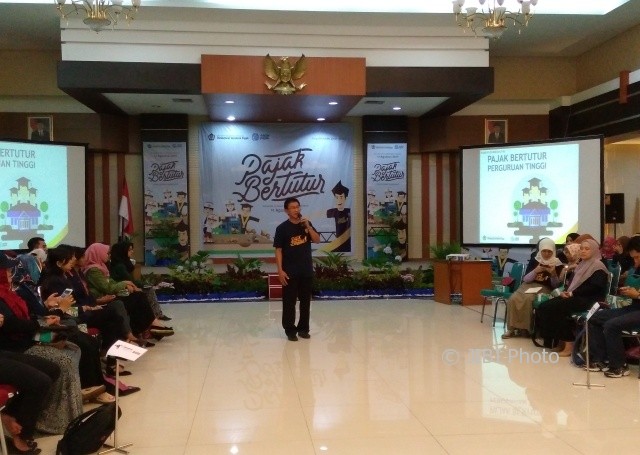 Kepala DJP Kanwil Jateng II, Rida Handanu, menjadi pemateri dalam kegiatan Pajak Bertutur yang diadakan di Aula Kanwil Jateng II, Jumat (11/8/2017). (Asiska Riviyastuti/JIBI/Solopos)