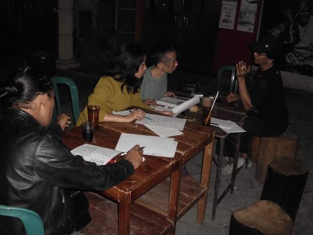 Sejumlah orang berlatih menulis aksara Jawa di Rumah Seni Banjarsari di Jl. Syamsurizal, Setabelan, Banjarsari Solo, Kamis (10/8/2017) petang. (Insetyonoto/JIBI/Solopos)
