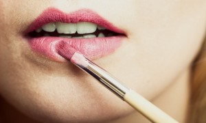 Foto ilustrasi: Memilih warna lipstik bisa berdasarkan warna gigi. (bustle.com)
