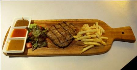 JIBI/ SOLOPOS/ Sunaryo Haryo Bayu
Menu Double Decker restoran Solo baru Wagyu Meltique steak, Kamis (13/7) malam.