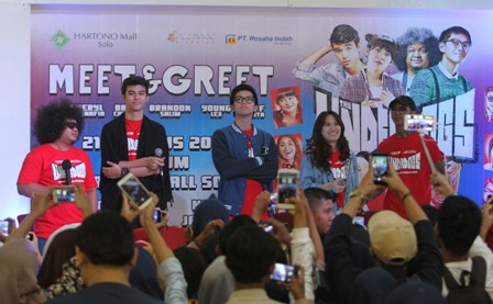 Para pemeran film The Underdogs (dari kiri) Babe Cabiita, Jeff Smith, Brandon Salim, Sheryl Sheinafia, dan Young Lex menyapa pengemar dalam Meet & Greet di Atrium Hartono Lifestyle Mall, Solo Baru, Sukoharjo, Senin (21/8/2017). (Sunaryo Haryo Bayu/JIBI/Solopos)