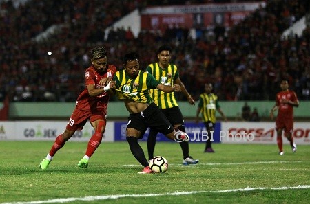 Nicolous Irawan Striker Persis Solo, Rudiyana (kiri), berebut bola dengan pemain Persipon Pontianak di Stadion Manahan, Solo, Jumat (18/8/2017). Laga tersebut berakhir dengan skor 1-1.
