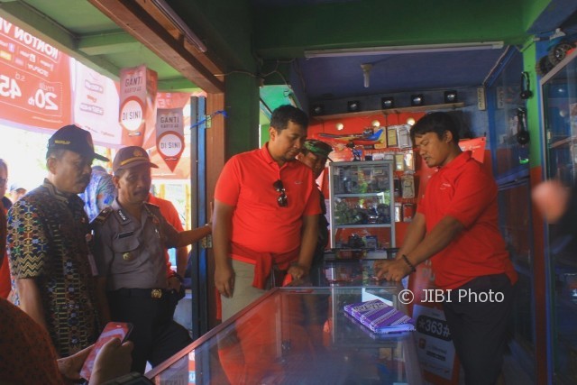 GM ICT Operation Region Jateng and DIY Telkomsel, Iswandi, mengunjungi salah satu outlet yang menjual produk Telkomsel di Pulau Karimunjawa, Selasa (8/8/2017). (Abdul Jalil/JIBI/Solopos.com)