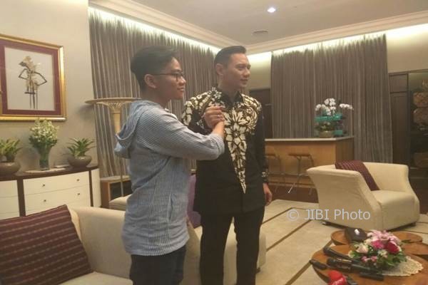 Agus Harimurti Yudhoyono (AHY) dan Gibran Rakabuming Raka melakukan salam komando di Presidential Lounge, Kompleks Istana Kepresidenan, Kamis (10/8/2017). (Gloria Dolorosa/JIBI/Bisnis)