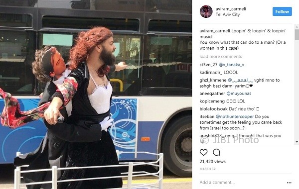 Aviram Carmeli menjadi Rose di video parodi Titanic (Instagram @aviram_carmeli)