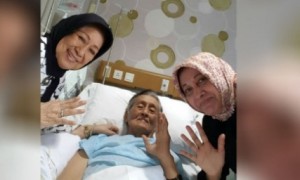 Basofi Sudirman berfoto bersama keluarga saat dirawat di rumah sakit, Mei 2017. (Istimewa/Facebook)