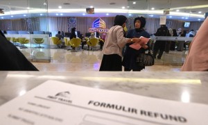 Warga menunggu mengurus refund terkait permasalahan umrah promo di Kantor First Travel, Jakarta Selatan, Rabu (26/7/2017). (JIBI/Solopos/Antara/Sigid Kurniawan)