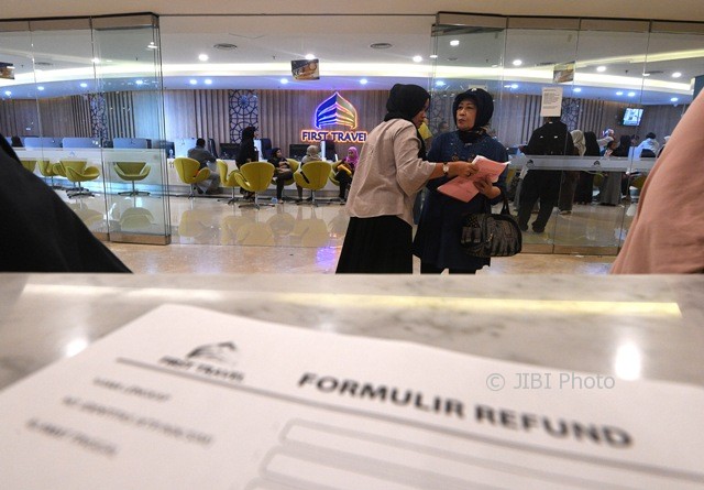 Warga menunggu mengurus refund terkait permasalahan umrah promo di Kantor First Travel, Jakarta Selatan, Rabu (26/7/2017). (JIBI/Solopos/Antara/Sigid Kurniawan)