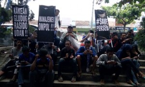 Para suporter Persebi yang tergabung dalam Brigade Boys Boyolali berunjuk rasa di kompleks Stadion Pandan Arang, Senin (7/8). Mereka menuntut perombakan total di tubuh manajemen Persebi. (Istimewa)