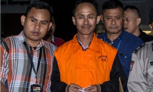Bupati Pamekasan Achmad Syafii (kedua kiri) dengan mengunakan rompi tahanan KPK bergegas seusai diperiksa di Gedung KPK, Jakarta, Kamis (3/8/2017). (JIBI/Solopos/Antara/Aprillio Akbar)