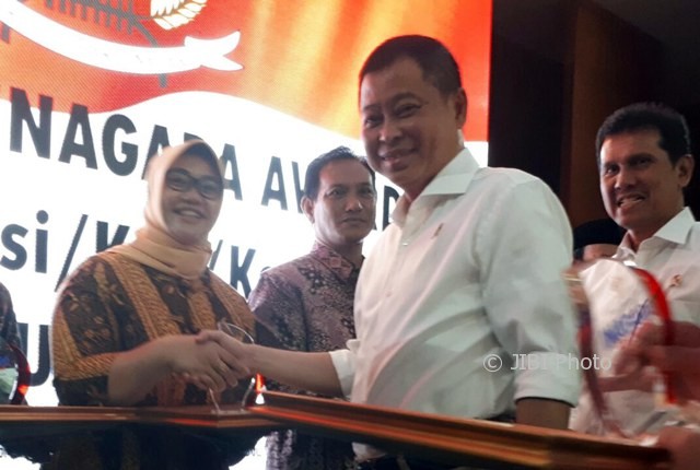 Menteri ESDM Ignasius Jonan (kedua kanan) memberi selamat kepada Bupati Sragen Yuni Sukowati (kiri) setelah menyerahkan Inagara Ewards 2017 di Jakarta, Senin (7/8/2017). (Istimewa/Dwiyanto/Diskominfo Sragen)