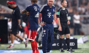 Arturo Vidal dan Carlo Ancelotti (JIBI/REUTERS/Michael Dalder)