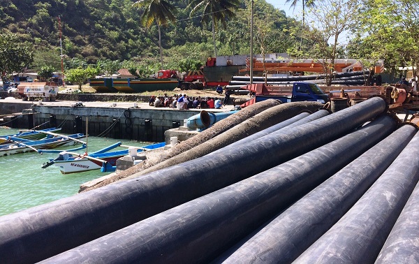 Sejumlah alat berat dan pipa-pipa untuk pengangkatan pasir terlihat di area Pelabuhan Sadeng. Foto diambil beberapa waktu lalu. (David Kurniawan/JIBI/Harian Jogja)