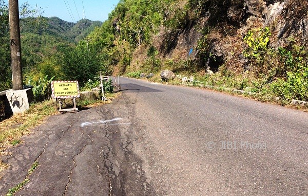 Kondisi jalan rusak yang ada di area sekitar lembah Sungai Bengawan Solo Purba di Desa Pucung, Girisubo. Minggu (6/8/2017). (David Kurniawan/JIBI/Harian Jogja)