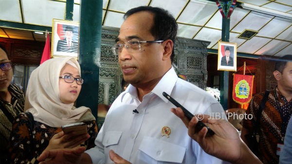 Menteri Perhubungan Budi Karya Sumadi saat melakukan kunjungan ke Gunungkidul, Sabtu (12/8/2017). (David Kurniawan/JIBI/Harian Jogja)