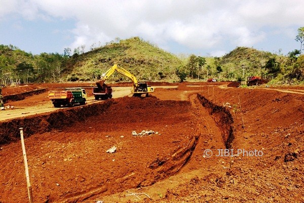 Sebuah alat berat sedang mengeruk tanah yang ada di Telaga Balong, Desa Balong, Girisubo. Rabu (9/8/2017). (David Kurniawan/JIBI/Harian Jogja)